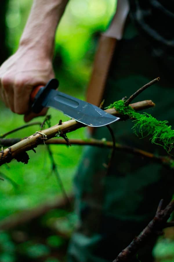 stage survie couteau coupe bois